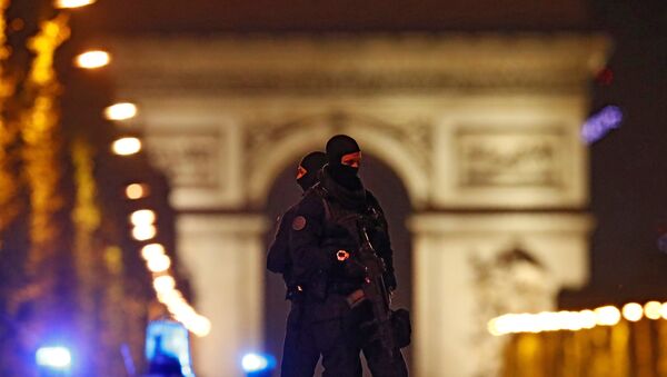Маскирани припадници полиције на Шанзелизеу након напада у Паризу - Sputnik Србија