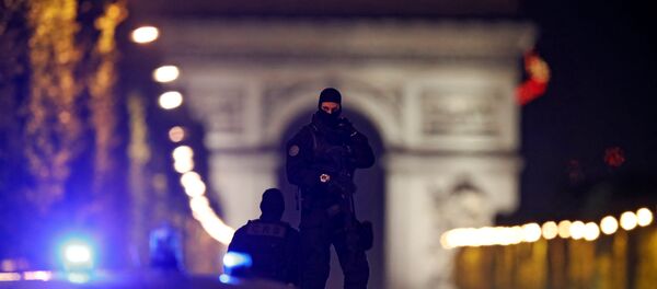 Маскирани припадници полиције стоје на возилима на Шанзелизеу након напада у Паризу - Sputnik Србија