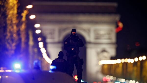 Маскирани припадници полиције стоје на возилима на Шанзелизеу након напада у Паризу - Sputnik Србија
