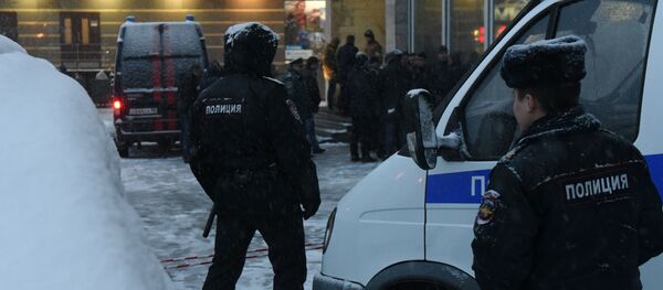 Pripadnici policije na mestu eksplozije u Sankt Peterburgu Pripadnici policije na mestu eksplozije u Sankt Peterburgu - Sputnik Srbija