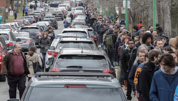 Француски држављани чекају у реду за гласање на бирачком месту у Монтреалу - Sputnik Србија