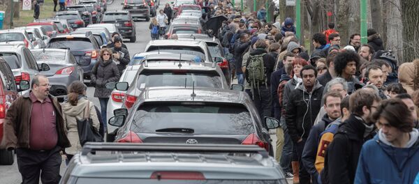 Француски држављани чекају у реду за гласање на бирачком месту у Монтреалу Француски држављани чекају у реду за гласање на бирачком месту у Монтреалу - Sputnik Србија