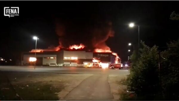 У пожару изгорео тржни центар, Мостар - Sputnik Србија