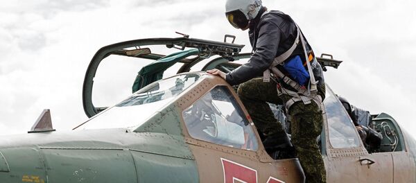 Пилот улази у авион Су-25 у ваздухопловној бази Хмејмим у Сирији - Sputnik Србија