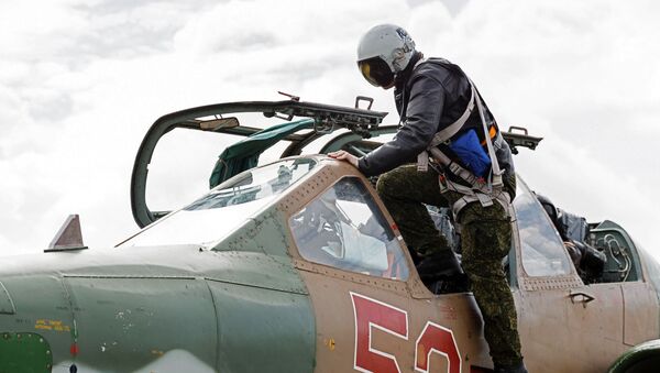Пилот улази у авион Су-25 у ваздухопловној бази Хмејмим у Сирији - Sputnik Србија
