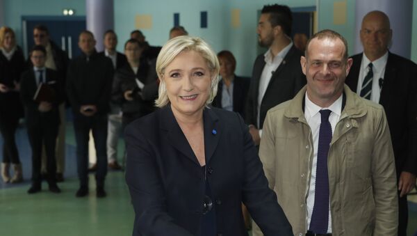Lider stranke Nacionalni front i francuski predsednički kandidat Marin Le Pen glasa na izbornom mestu u Enen-Bomonu - Sputnik Srbija