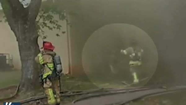 Vatrogasac uhvatio bebu bačenu sa drugog sprata zgrade u plamenu - Sputnik Srbija