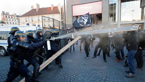 Сукоби полиције и демонстраната у Паризу после првог круга председничких избора - Sputnik Србија