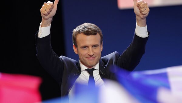 Француски председнички кандидат Емануел Макрон поздравља своје присталице у Паризу - Sputnik Србија