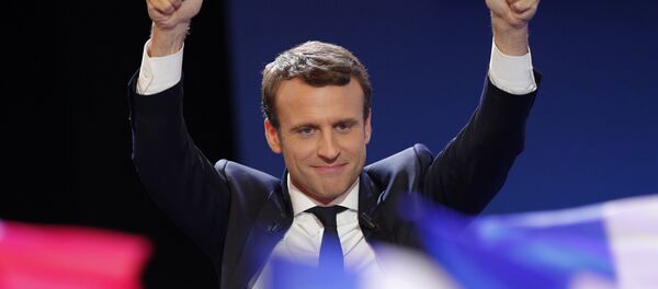 Француски председнички кандидат Емануел Макрон поздравља своје присталице у Паризу - Sputnik Србија