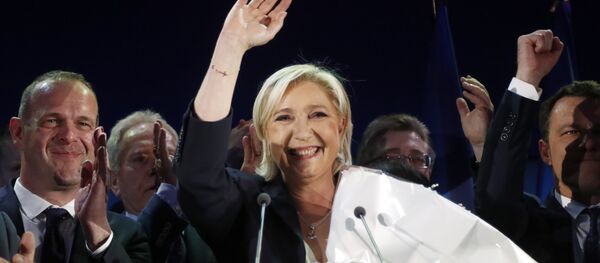 Lider Nacionalnog fronta i francuski predsednički kandidan Marin Le Pen pozdravlja pristalice nakon proglašenja izbornih rezultata - Sputnik Srbija
