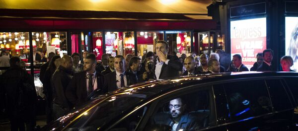 Француски председнички кандидат Емануел Макрон поздравља присталице након изласка из ресторана у којем је прослављао изборне резултате - Sputnik Србија