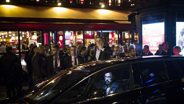 Francuski predsednički kandidat Emanuel Makron pozdravlja pristalice nakon izlaska iz restorana u kojem je proslavljao izborne rezultate - Sputnik Srbija