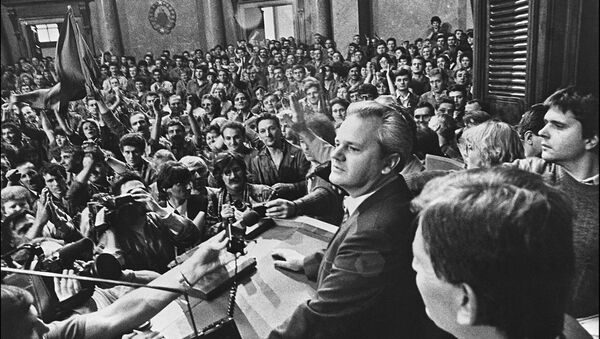 Slobodan Milošević sa svojim pristalicama - arhivska fotografija - Sputnik Srbija
