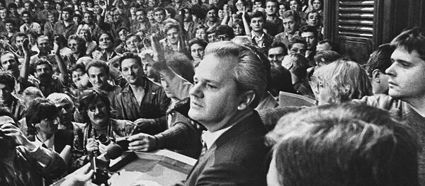 Slobodan Milošević sa svojim pristalicama - arhivska fotografija Slobodan Milošević sa svojim pristalicama - arhivska fotografija - Sputnik Srbija