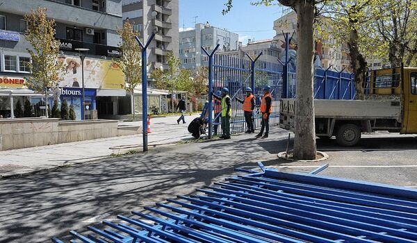 Еулекс уклања ограду око анекса зграде Управе полиције у Приштини Еулекс уклања ограду око анекса зграде Управе полиције у Приштини - Sputnik Србија