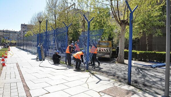 Euleks uklanja ogradu oko aneksa zgrade Uprave policije u Prištini - Sputnik Srbija