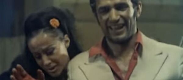 Olivera Katarina i Bekim Fehmiu u kultnoj sceni čuvenog filma Skupljači perja - Sputnik Srbija