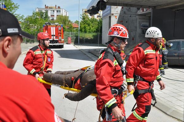 Руски ватрогасци-спасиоци и припадници Горске службе спасавања на показној вежби у Нишу. Руски ватрогасци-спасиоци и припадници Горске службе спасавања на показној вежби у Нишу. - Sputnik Србија