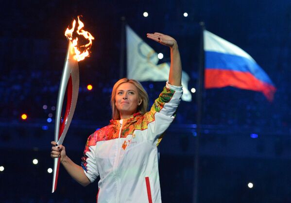 Teniserka Marija Šarapova učestvuje u predaji štafete olimpijske baklje na ceremoniji  Zimskih olimpijskih igara.
 - Sputnik Srbija