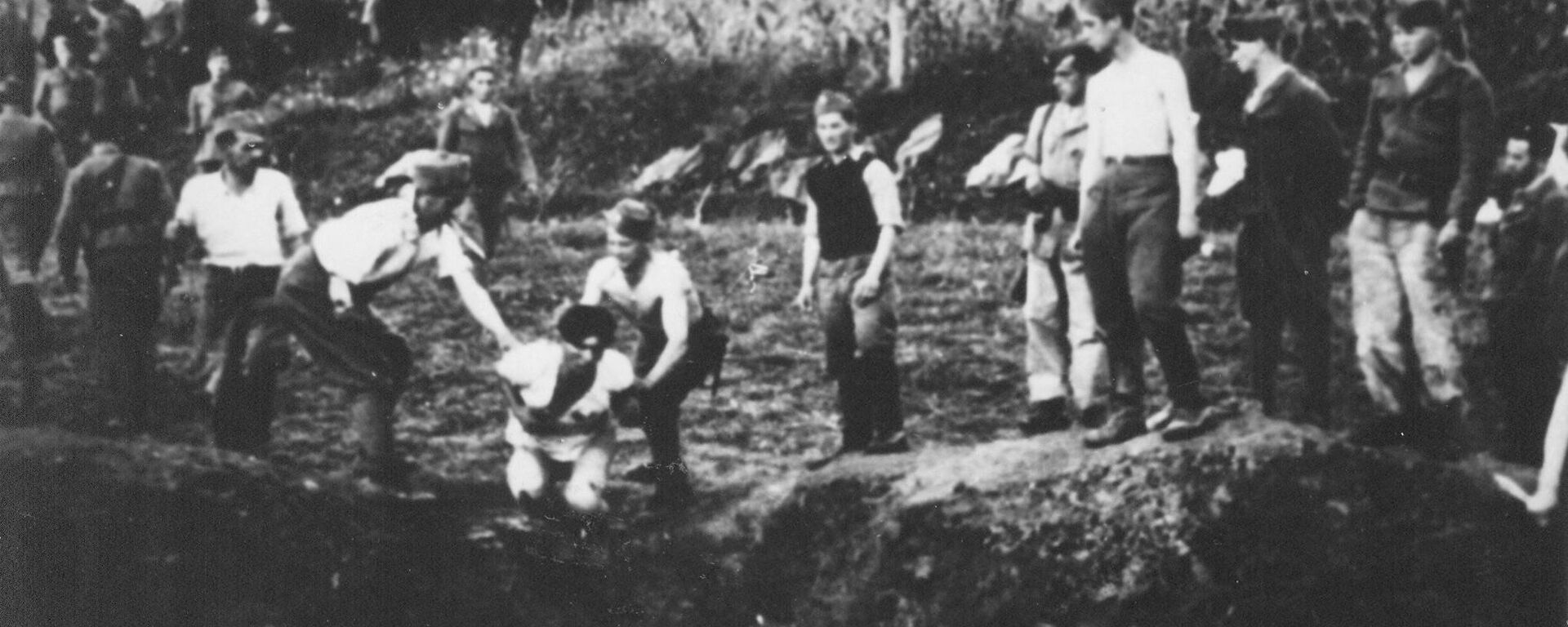 Ustaše bacaju ljude u jamu - Sputnik Srbija, 1920, 24.08.2022
