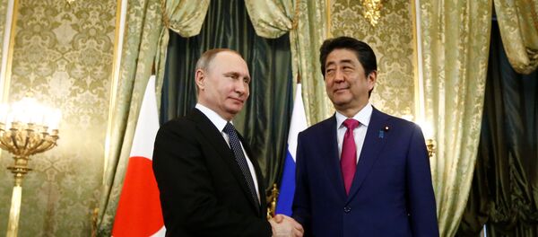 Председник Русије Владимир Путин рукује се са премијером Јапана Шинзом Абеом пре састанка у Москви - Sputnik Србија