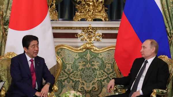 Sastanak predsednika Rusije Vladimira Putina i premijera Japana Šinza Abea - Sputnik Srbija