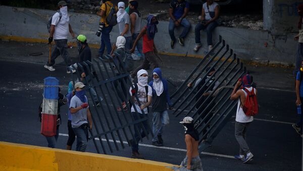 Демонстранти праве барикаде на протесту против председника Венецуеле Николаса Мадура у Каракасу - Sputnik Србија