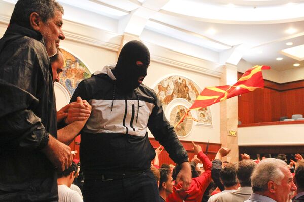 Упад демонстраната у зграду Собрања у Скопљу Упад демонстраната у зграду Собрања у Скопљу - Sputnik Србија