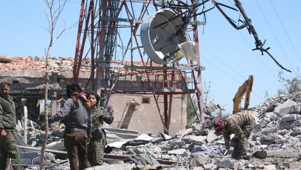 Pripadnici kurdskih narodnih bezbednosnih snaga vrše inspekciju štete njihovog štaba nakon napada turske avijacije u blizini Malikije u Siriji - Sputnik Srbija