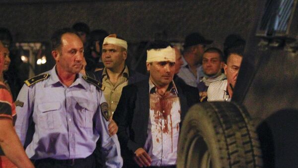 Makedonska policija izvodi povređene poslanike Zoran Zaev - Sputnik Srbija