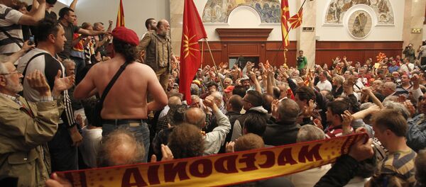 Demonstranti ulaze u makedonski parlament u Skoplju - Sputnik Srbija