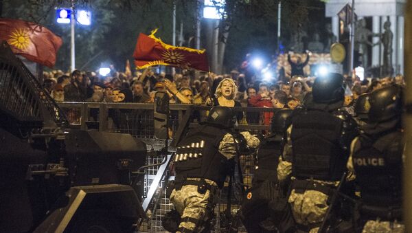 Кордон полиције у демонстранти у Скопљу - Sputnik Србија