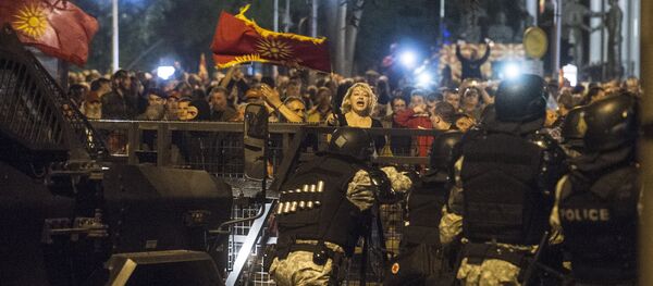 Кордон полиције у демонстранти у Скопљу Кордон полиције у демонстранти у Скопљу - Sputnik Србија