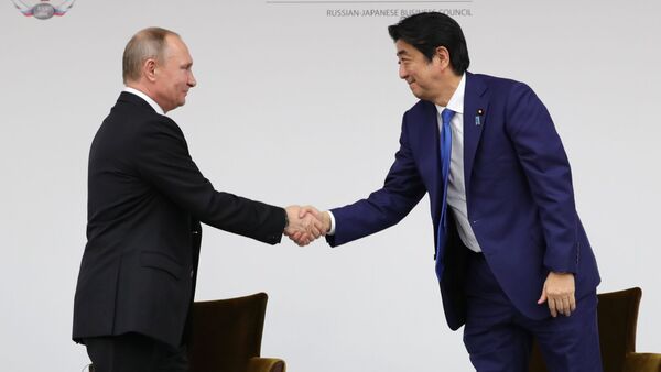 Vladimir Putin i premijer Japana Šindzo Abe u Tokiju - Sputnik Srbija