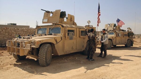 Borci sirijskih demokratskih snaga pored američkih vojnih vozila u predgrađu sirijskog Manbidža - Sputnik Srbija