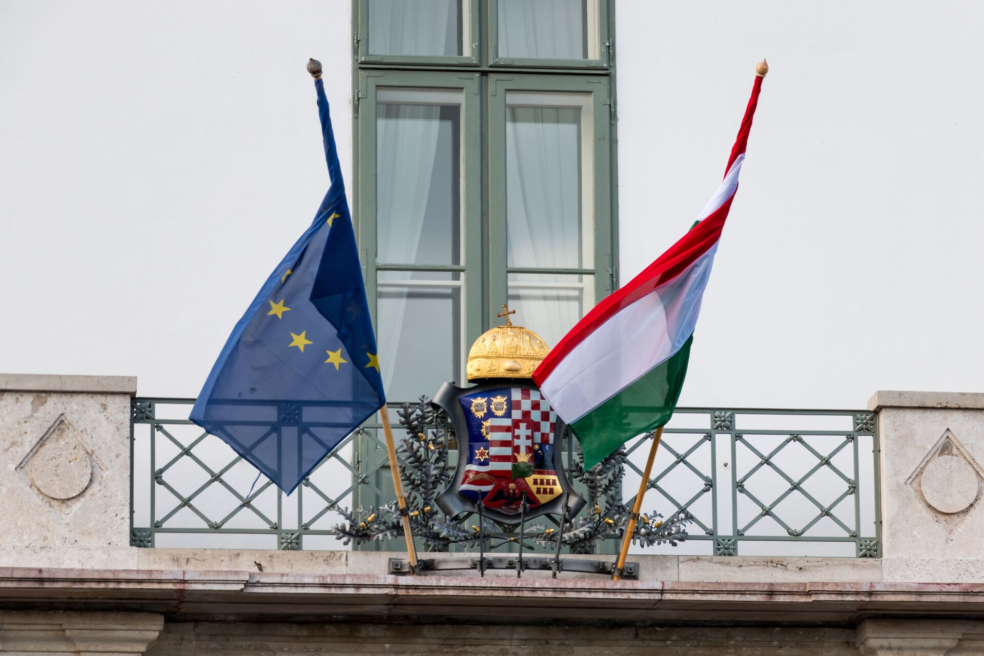 Zastave Mađarske i EU na ulazu u predsedničku palatu u Budimpešti - Sputnik Srbija, 1920, 06.04.2023