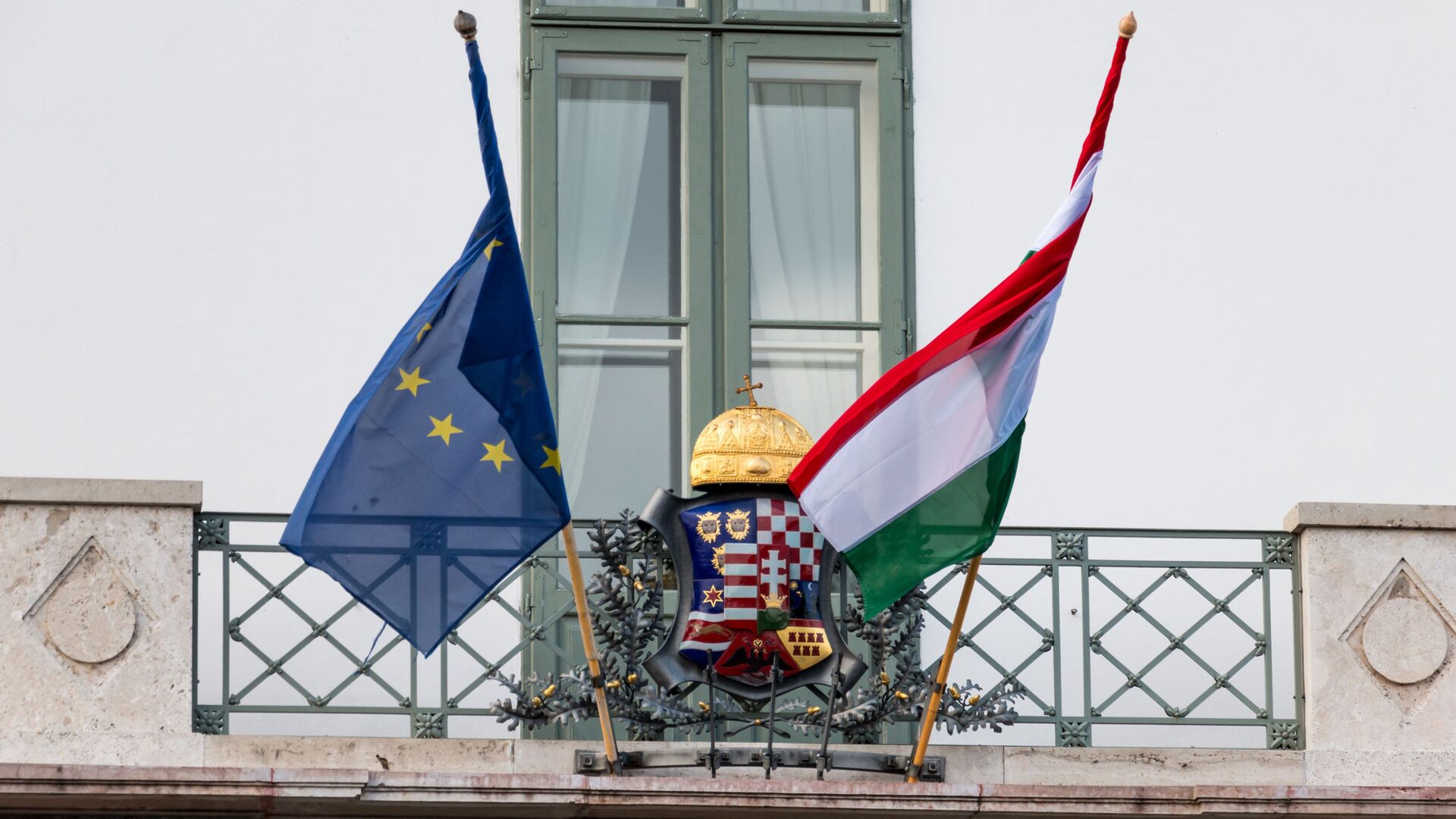 Zastave Mađarske i EU na ulazu u predsedničku palatu u Budimpešti - Sputnik Srbija, 1920, 12.12.2021
