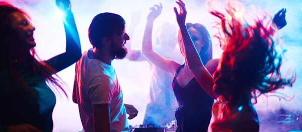 Млади људи у клубу - Sputnik Србија