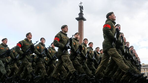 Vojnici na probi vojne parade, posvećene 72-godišnjici Dana pobede u Sankt Peterburgu - Sputnik Srbija