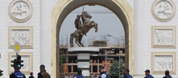 Policajci u blizini zgrade Sobranja u Skoplju, kod spomenika Aleksandru Makedonskom. Policajci u blizini zgrade Sobranja u Skoplju, kod spomenika Aleksandru Makedonskom. - Sputnik Srbija