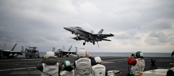 Američki lovac F-18 uzleće sa nosača aviona „Karl Vilson“ tokom vojnih vežbi sa Južnom Korejom. - Sputnik Srbija