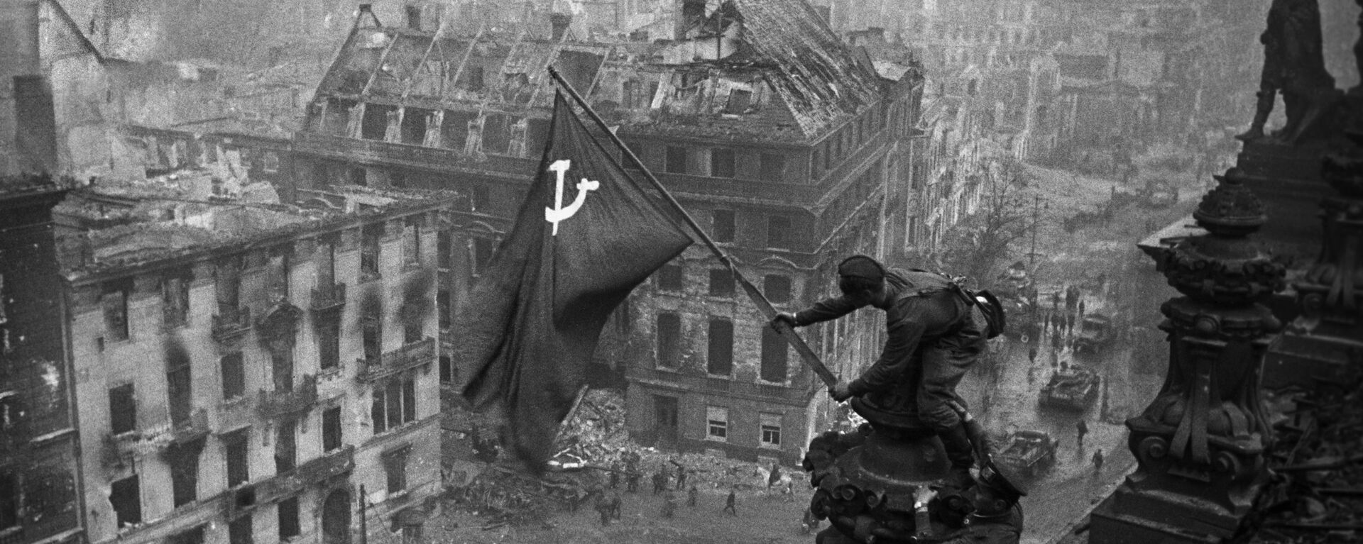 Zastava Pobede na zgradi Rajhstaga u Berlinu - Sputnik Srbija, 1920, 09.05.2022