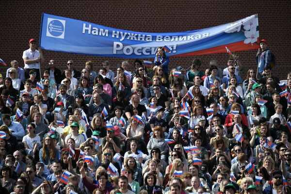 Prvomajska šetnja radnika na Crvenom trgu u Moskvi Prvomajska šetnja radnika na Crvenom trgu u Moskvi - Sputnik Srbija
