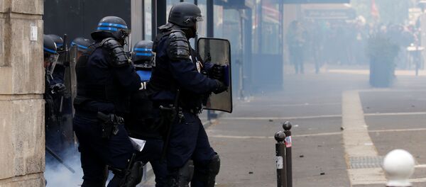 Протест у Паризу Протест у Паризу - Sputnik Србија