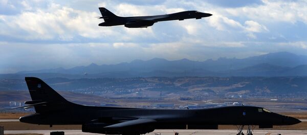 Припадници америчке авијације одржавају авион Б-1Б Лансер, док изнад њих прелеће други Б-1 на авио-бази Елсворт у Јужној Дакоти. Припадници америчке авијације одржавају авион Б-1Б Лансер, док изнад њих прелеће други Б-1 на авио-бази Елсворт у Јужној Дакоти. - Sputnik Србија
