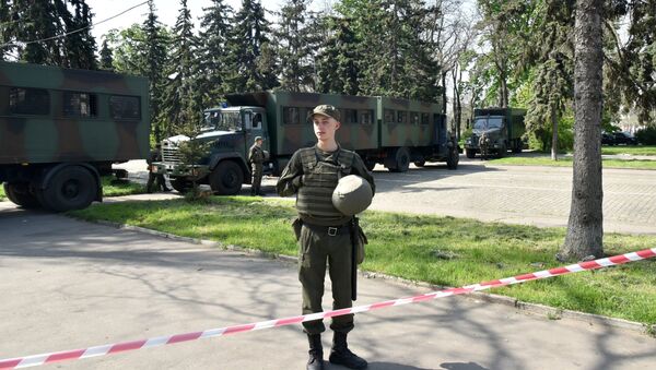 Pripadnik snaga bezbednosti na obeležavanju sećanja o poginulima u požaru u Odesi - Sputnik Srbija