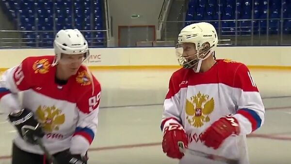 Путин и Кили играју хокеј у Сочију - Sputnik Србија