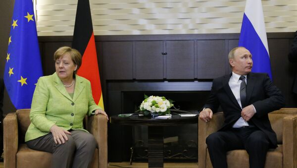 Predsednik Rusije Vladimir Putin i nemačka kancelarka Angela Merkel tokom sastanka u Sočiju - Sputnik Srbija