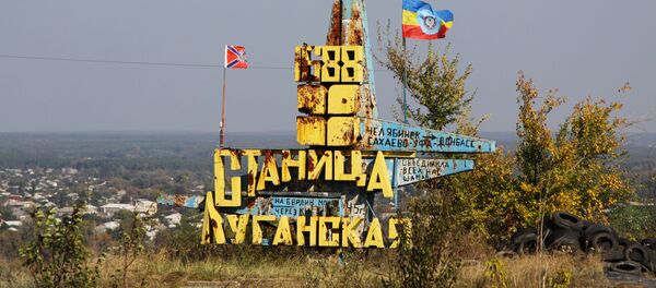 Стела в районе пропускного пункта Станица Луганская в Донбассе Стела в районе пропускного пункта Станица Луганская в Донбассе - Sputnik Србија